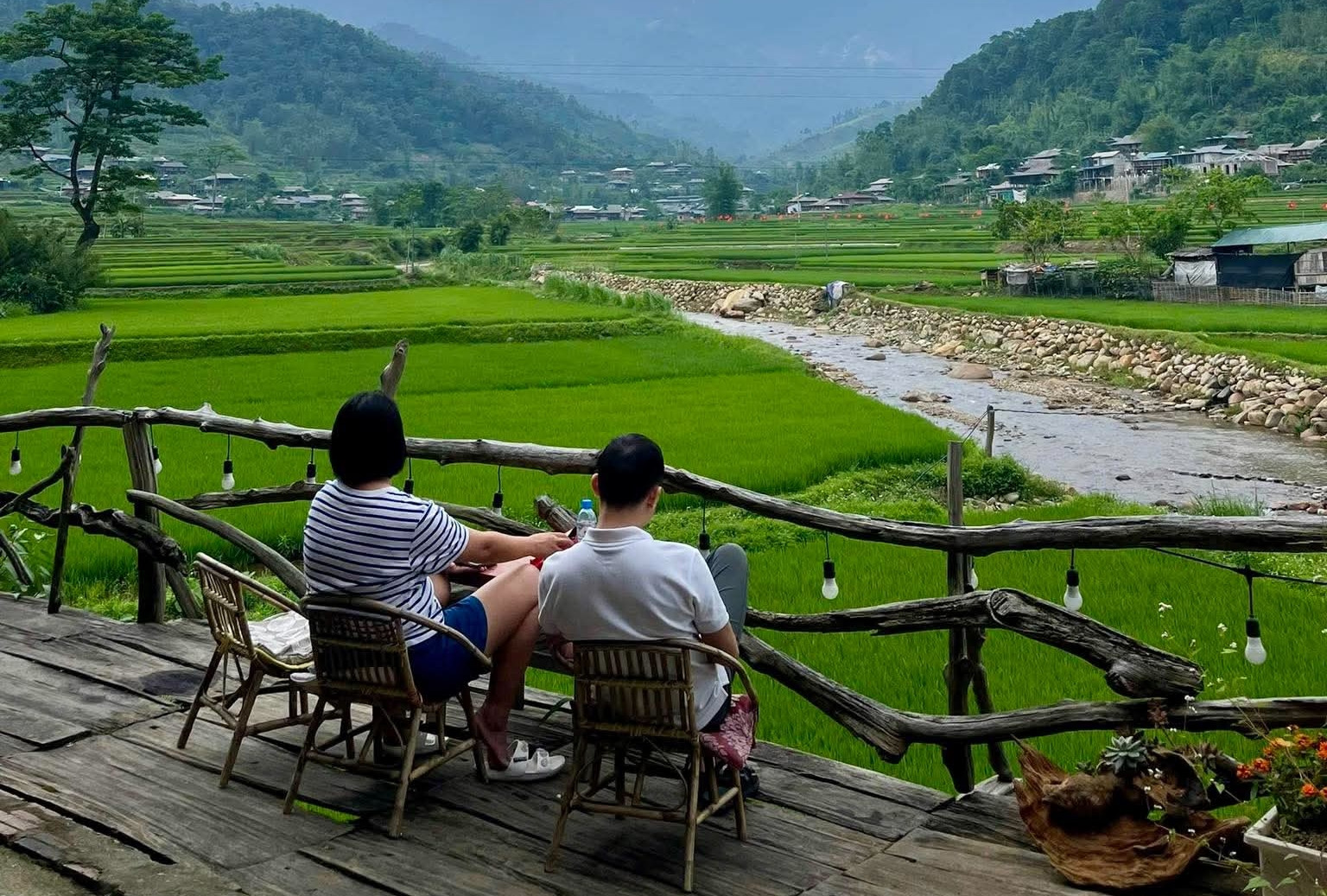 Khách Hà Nội đi 220km đến nơi 'nghe tên đã hạnh phúc' để tắm suối, ăn món ngon