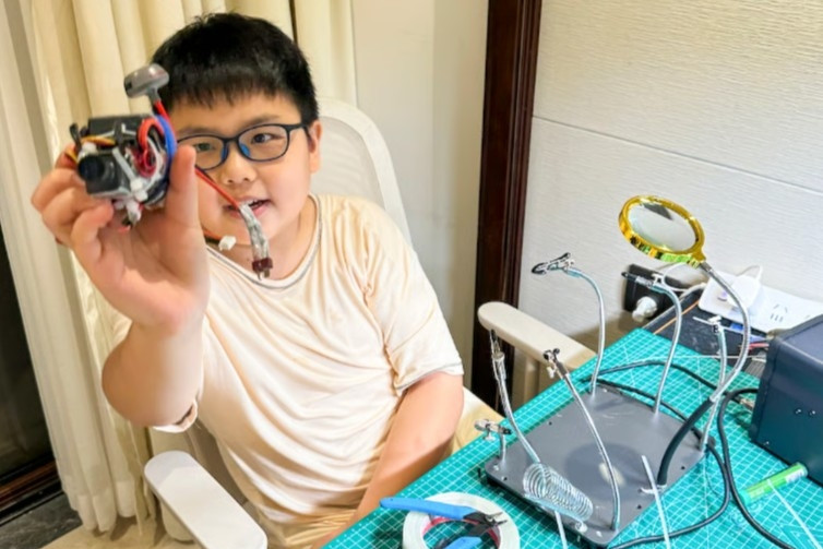 Khoe ảnh 'tự chế' động cơ phản lực ở phòng khách, cậu bé gây tò mò về xuất thân
