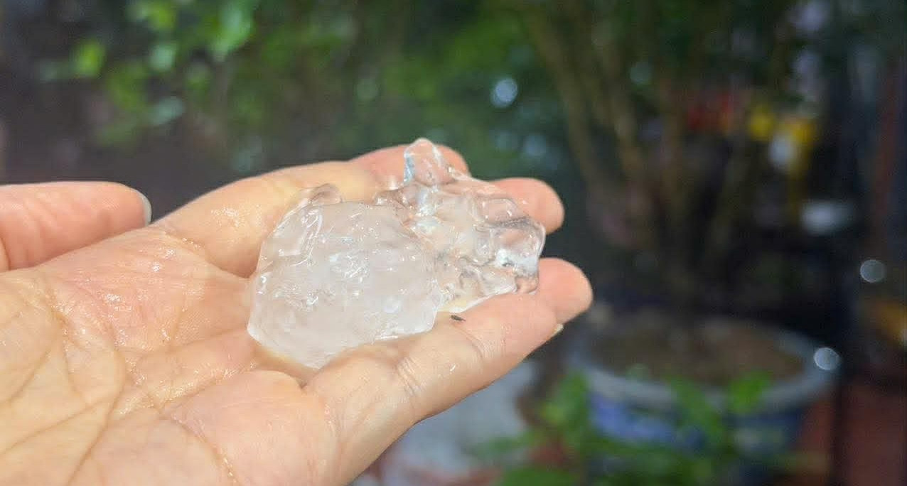 Mưa đá kích thước 6 cm trút xuống Hà Nội và nhiều tỉnh miền Bắc, nhà tốc mái, ô tô vỡ kính — image 2