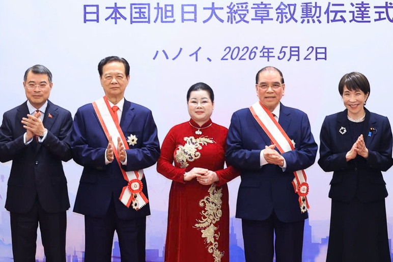 Thủ tướng Nhật trao huân chương cho nguyên Tổng Bí thư Nông Đức Mạnh, nguyên Thủ tướng Nguyễn Tấn Dũng