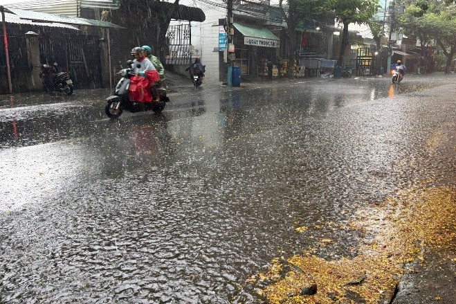 TPHCM đón 'mưa vàng' hạ nhiệt sau chuỗi ngày nắng nóng kỷ lục
