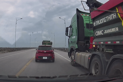 Xe ben vượt ẩu trên cầu, ép ô tô và xe máy vào thế nguy hiểm