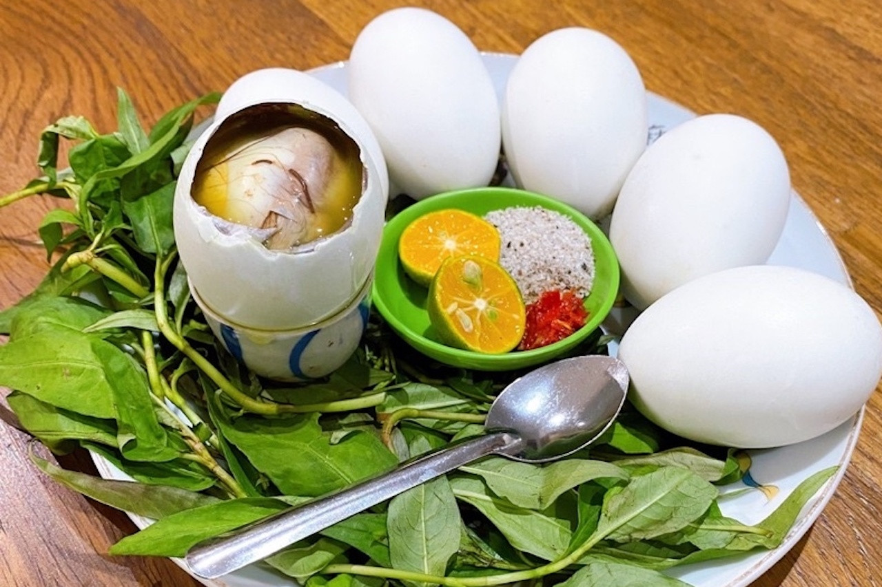1 quả trứng vịt lộn bằng bát cơm trắng, 2 nhóm người không nên ăn