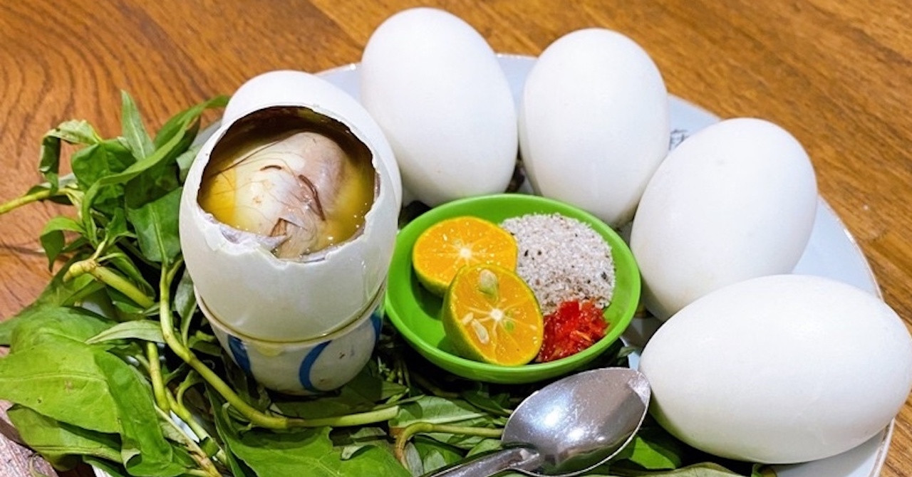 1 quả trứng vịt lộn bằng bát cơm trắng, 2 nhóm người không nên ăn