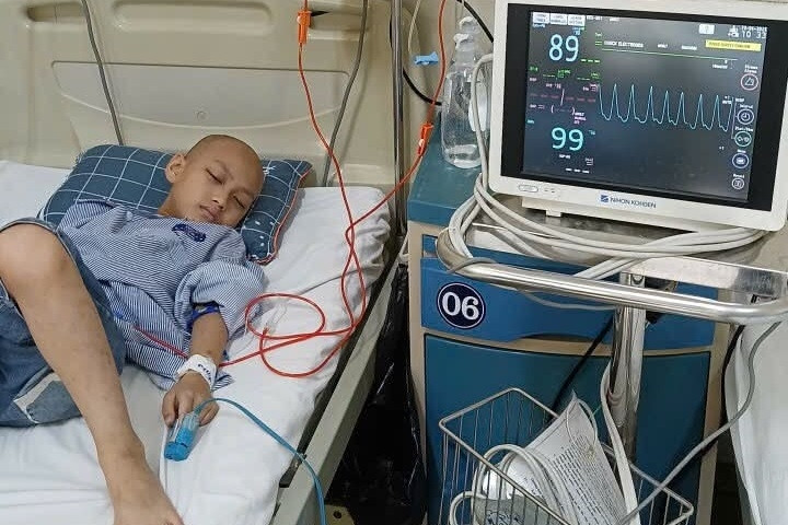 Bé trai 9 tuổi mắc ung thư hạch, cha mẹ công nhân kiệt quệ cầu mong phép màu