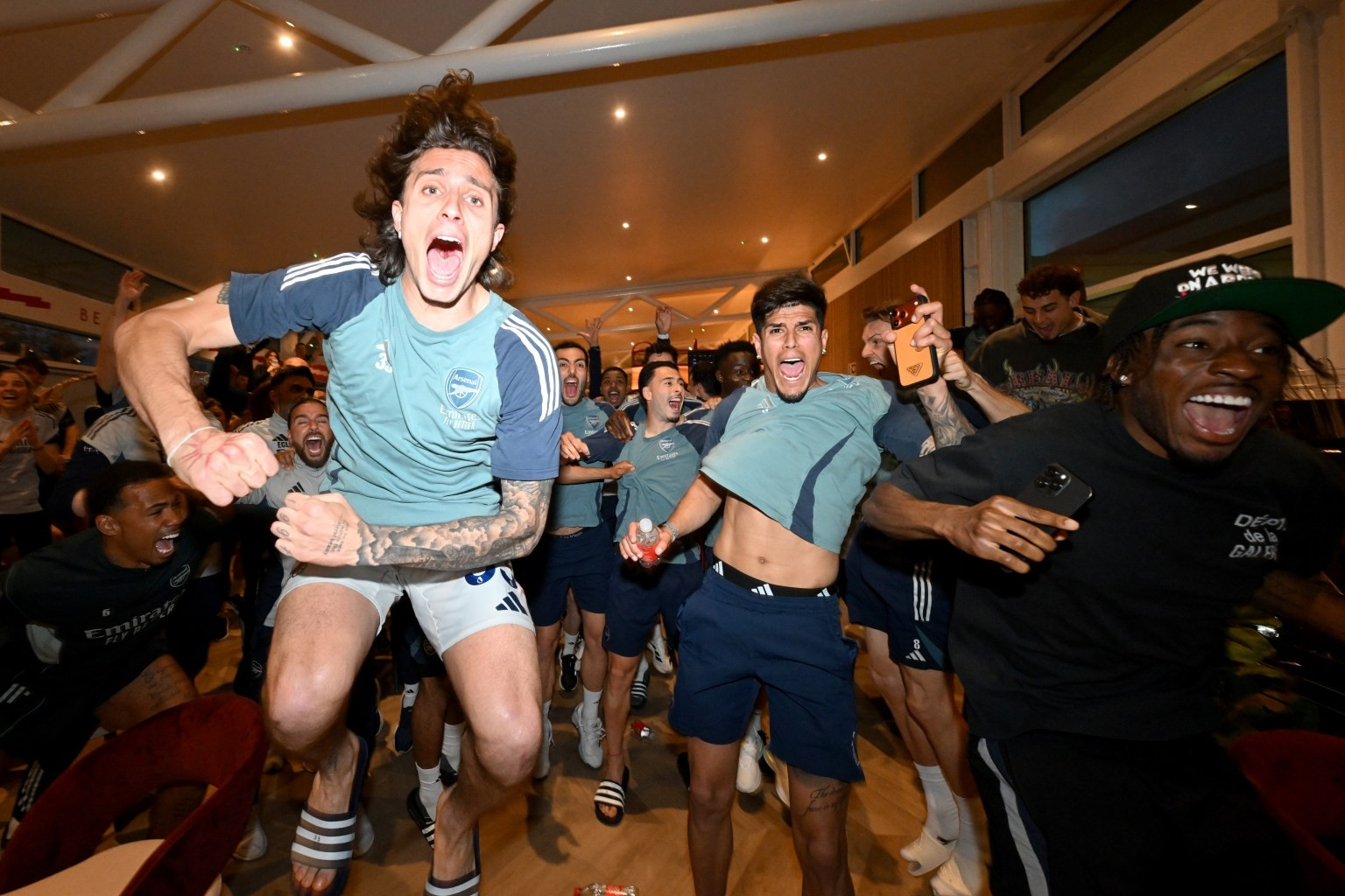 Cầu thủ Arsenal ăn mừng vô địch chưa từng có