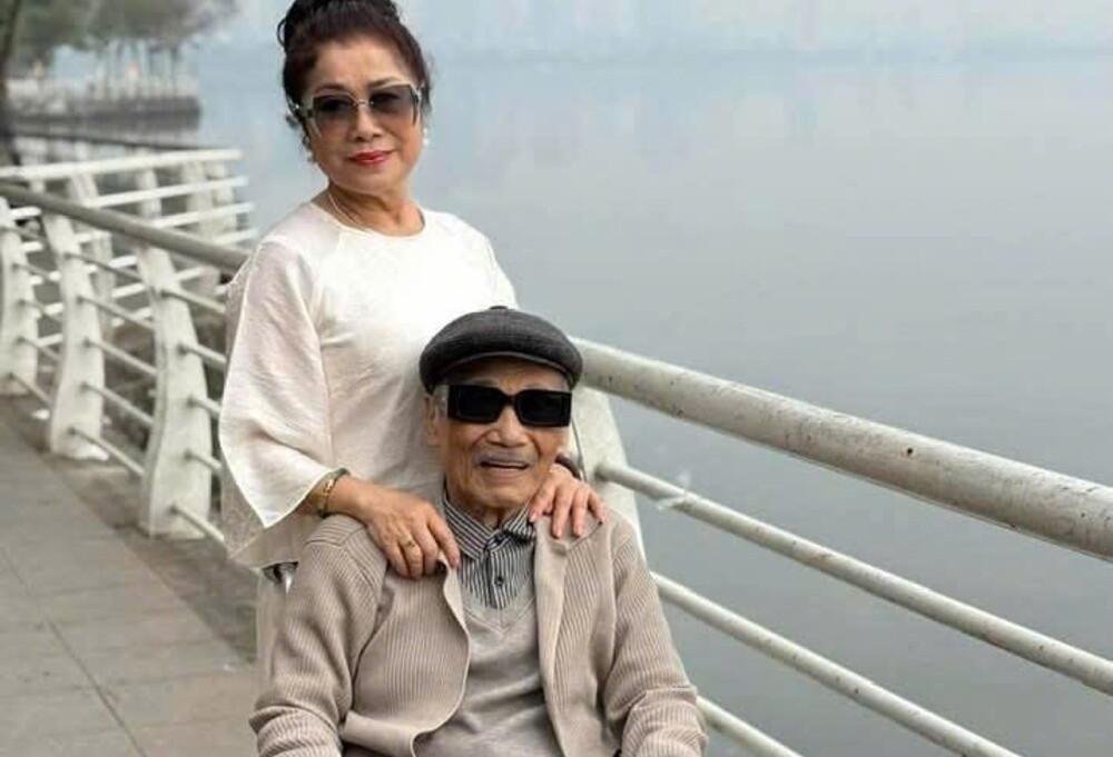 Cuộc sống trên xe lăn của NSND Trần Hiếu, NSND Mỹ Uyên thân mật với nghệ sĩ trẻ
