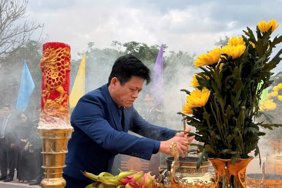 Đón 28 hài cốt liệt sĩ quân tình nguyện, chuyên gia Việt Nam hy sinh tại Lào về nước