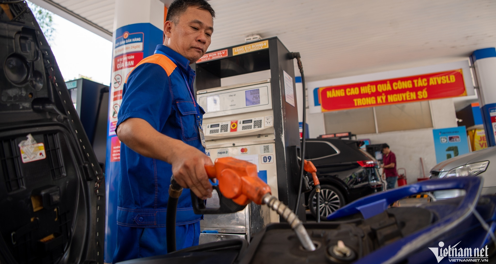 Nhập khẩu xăng dầu tăng mạnh, hàng nghìn cửa hàng ‘khai tử’ xăng RON95