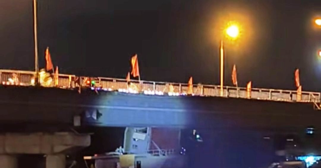 Ninh Bình: Tàu hàng mắc kẹt dưới gầm cầu Đò Quan