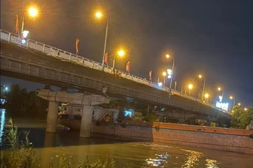 Ninh Bình: Tàu hàng mắc kẹt dưới gầm cầu Đò Quan