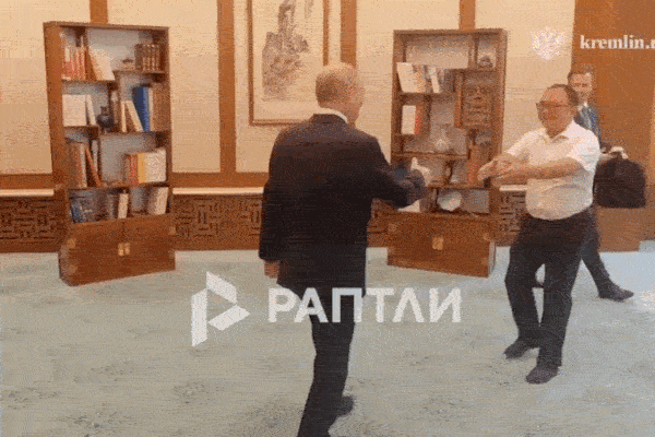 Ông Putin gặp lại 'cậu bé' Trung Quốc từng chụp ảnh cùng cách đây 26 năm