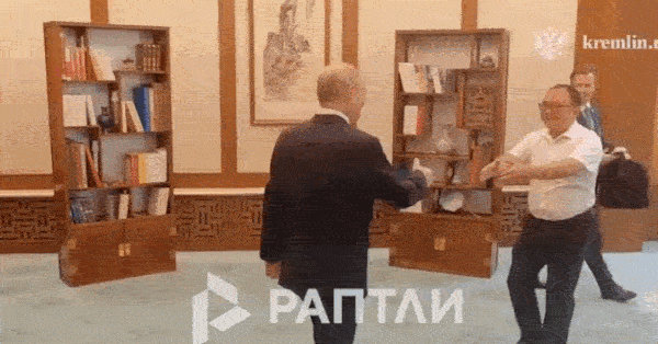 Ông Putin gặp lại &amp;apos;cậu bé&amp;apos; Trung Quốc từng chụp ảnh cùng cách đây 26 năm