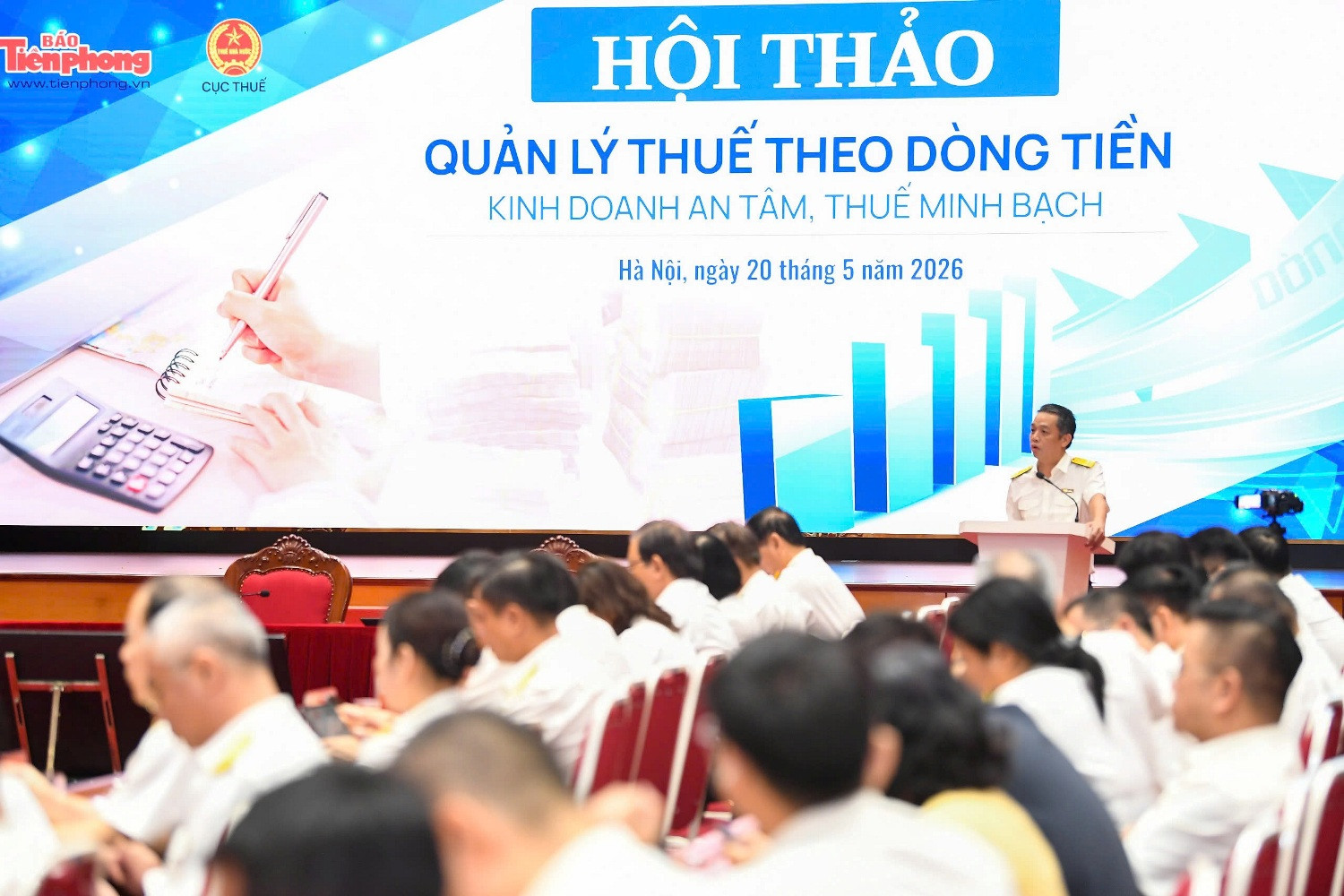 ong Trung ban kiem tra thue.jpg