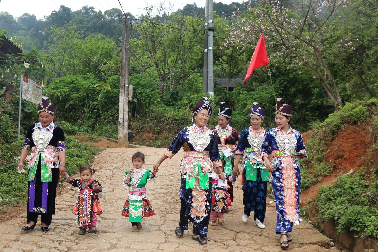 Theo Đảng để giữ cho bản làng yên ổn, con cháu có tương lai