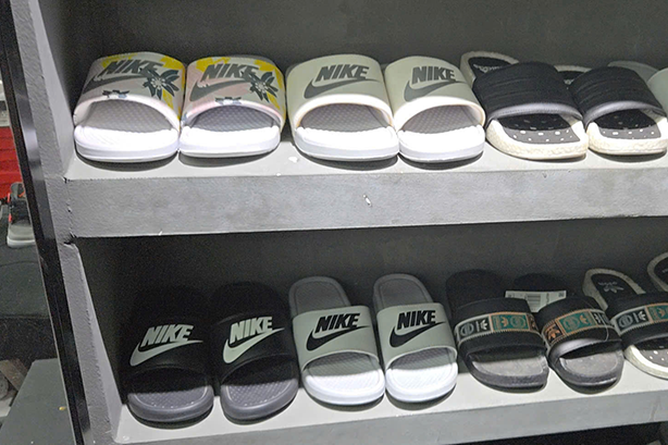 Triệt phá chuỗi cửa hàng bán giày giả nhãn hiệu Nike, Adidas ở TPHCM