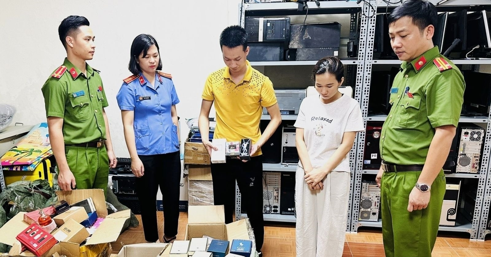Triệt phá đường dây buôn bán nước hoa giả, giao dịch hơn 200 tỷ đồng 관련 이미지