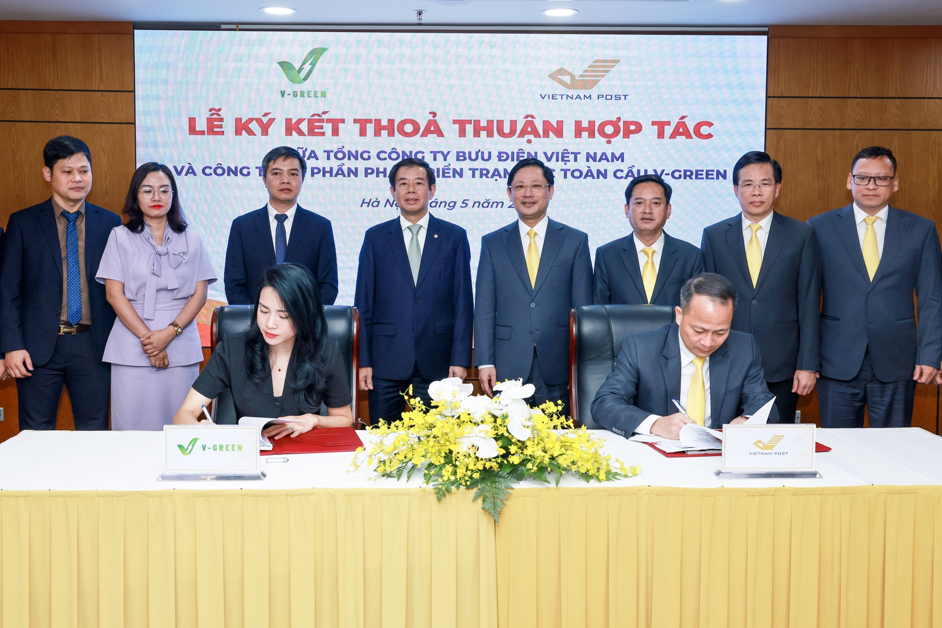 V-Green và Vietnam Post hợp tác triển khai hệ thống tủ đổi pin, trạm sạc xe điện