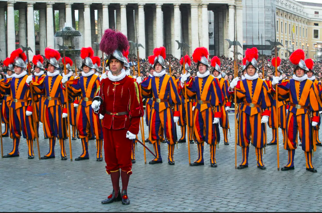 Điều thú vị ít người biết về quốc gia nhỏ nhất thế giới vatican guard.png