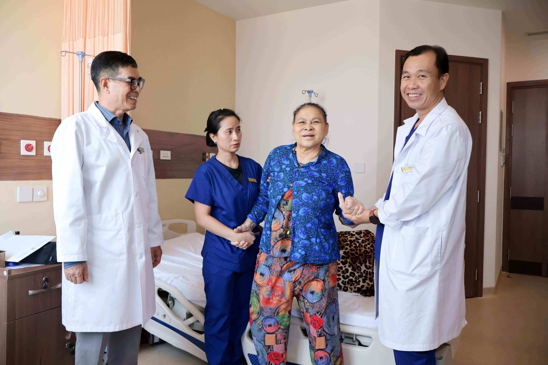 Vinmec thay khớp toàn phần cho bệnh nhân 78 tuổi bị hoại tử chỏm