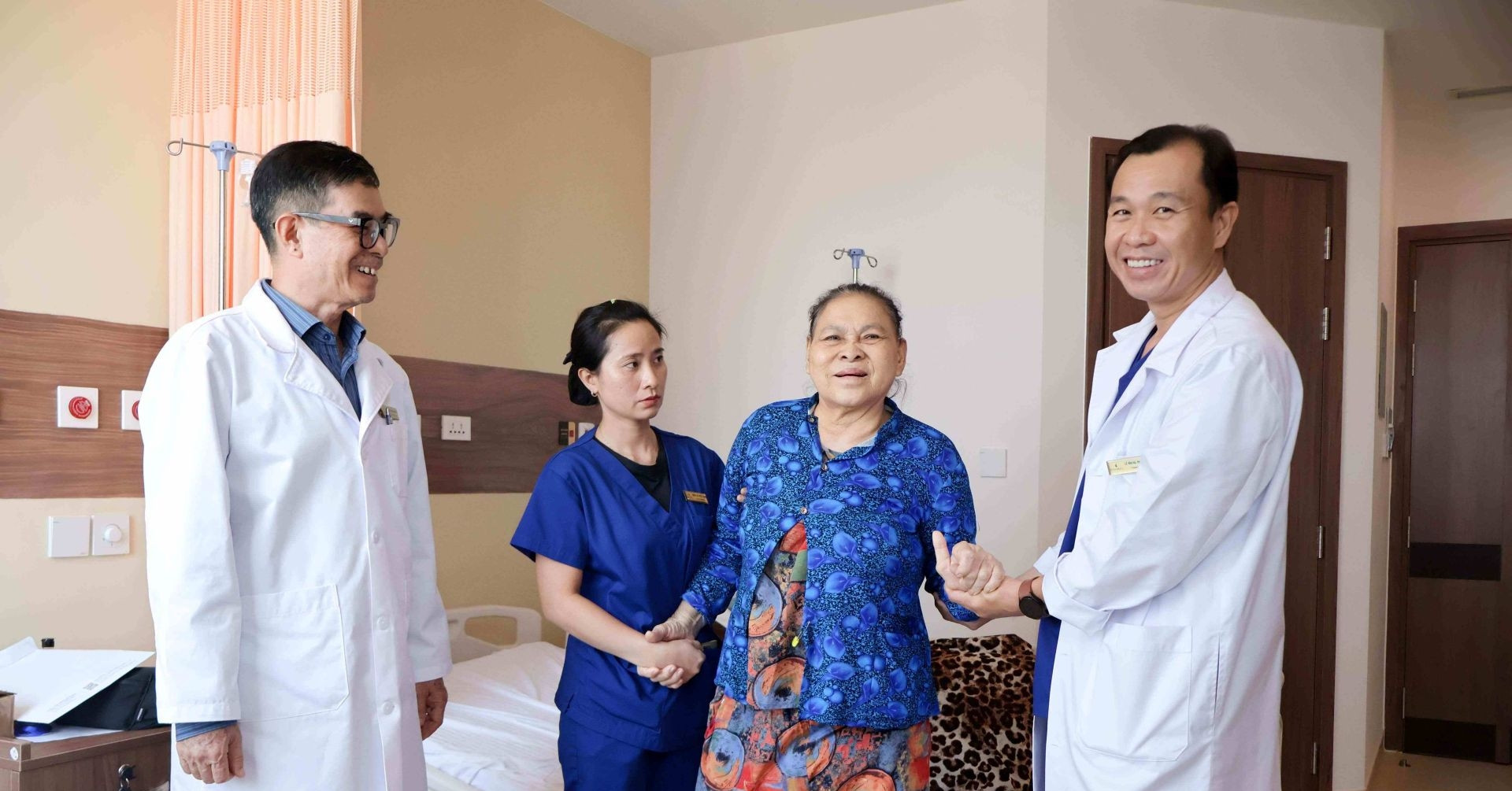 Vinmec thay khớp toàn phần cho bệnh nhân 78 tuổi bị hoại tử chỏm