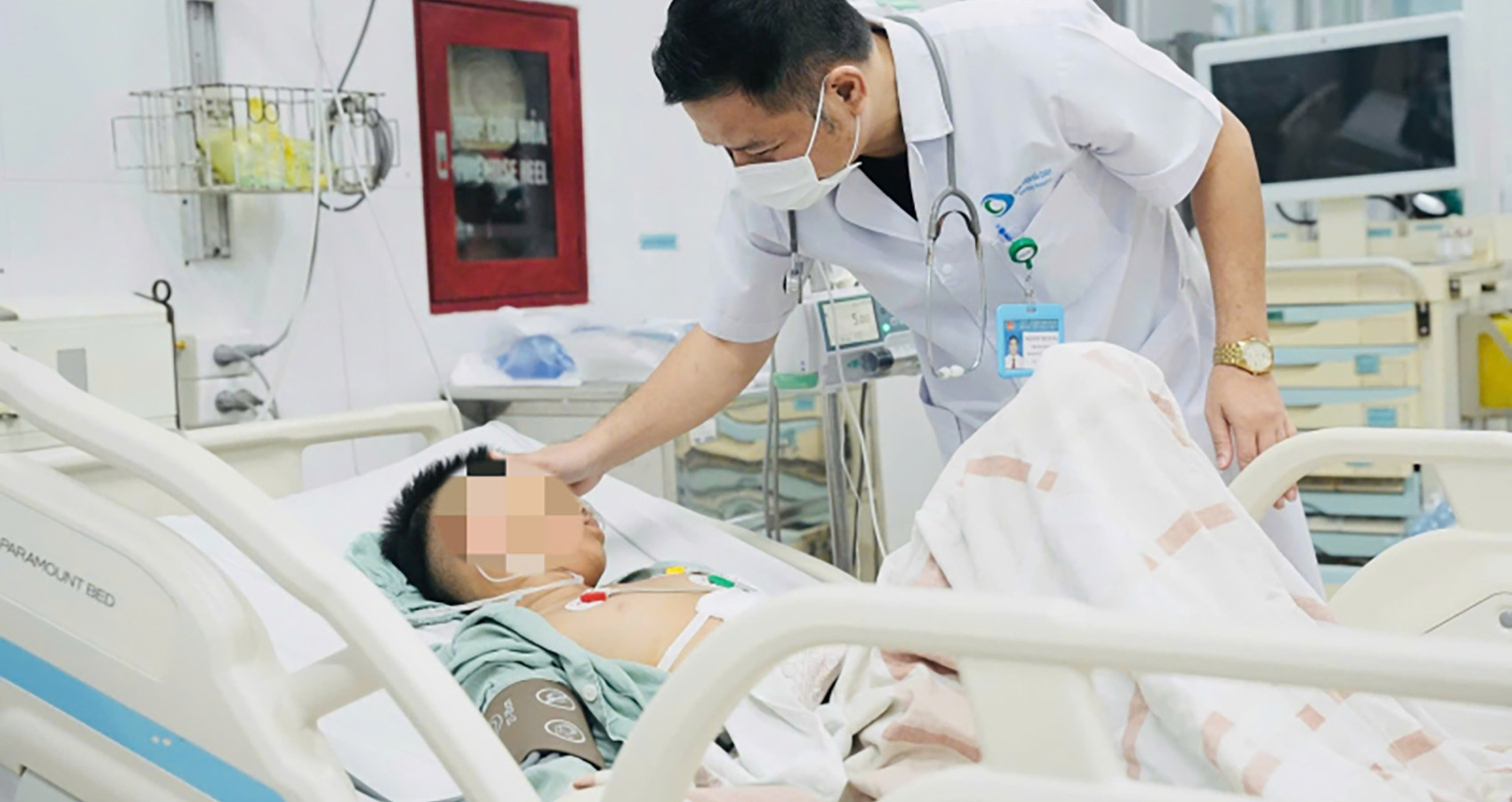 Bị đá quả bóng vào bụng, bé trai 13 tuổi nguy kịch
