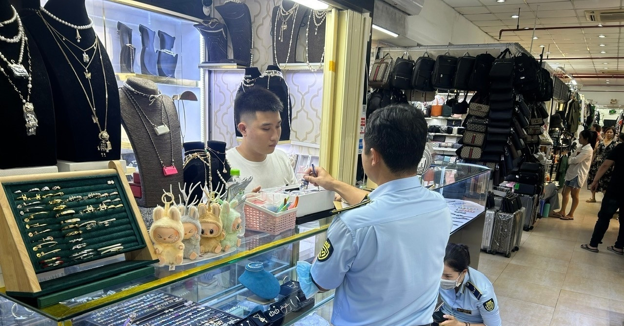 Bộ đàm cảnh giới, loa báo động vẫn không thoát đợt truy quét hàng giả ở TPHCM