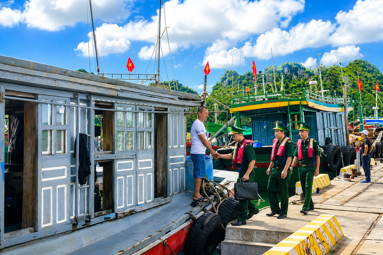Bộ đội Biên phòng góp phần giảm nghèo thông tin cho ngư dân vùng biển đảo