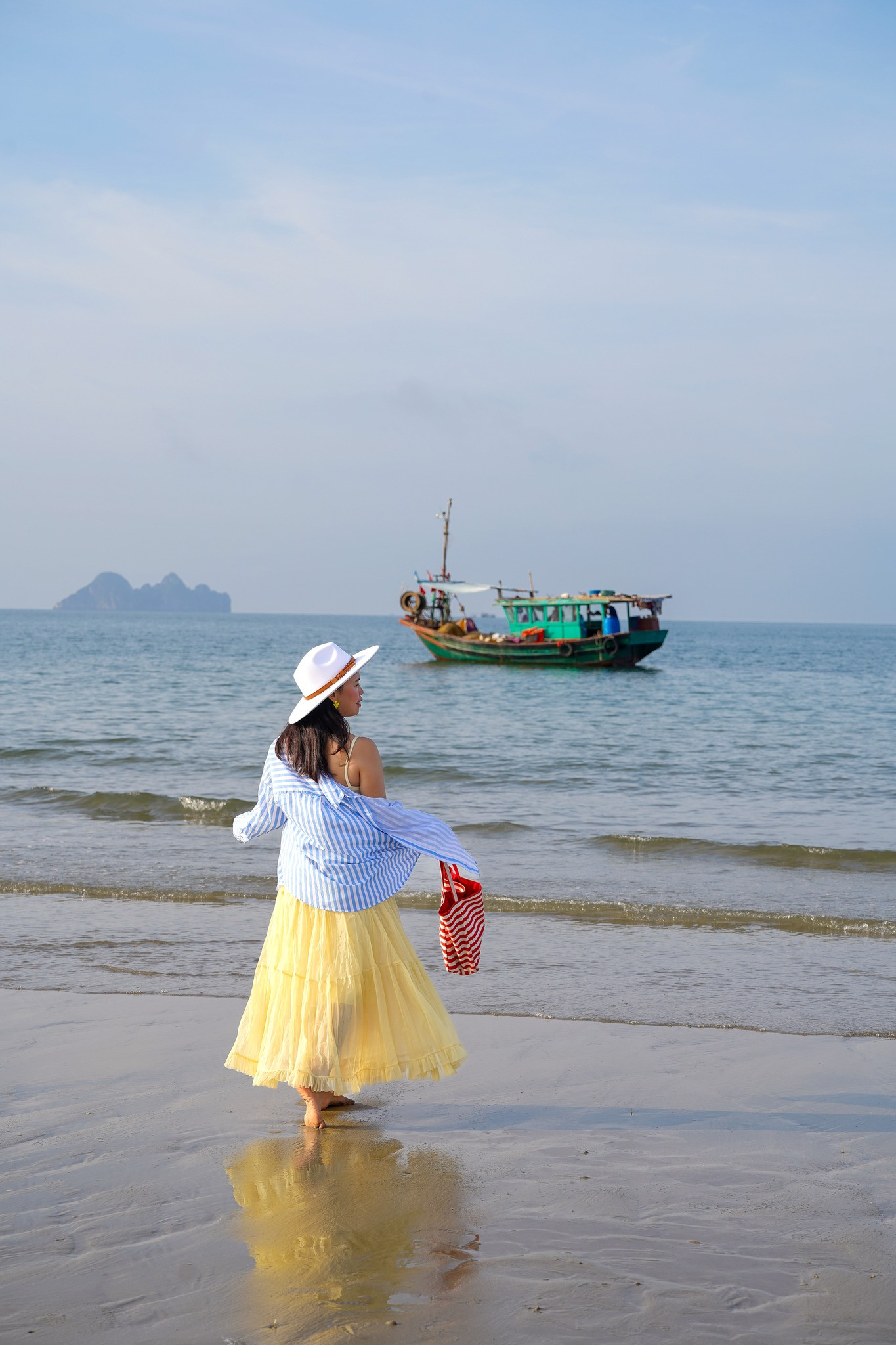 https://static-images.vnncdn.net/vps_images_publish/000001/000003/2026/5/21/dao-ngoc-vung-quang-ninh7-3645.jpg