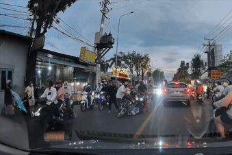 Nam thanh niên và người đàn ông dừng xe giữa đường, lao vào ẩu đả ở TPHCM