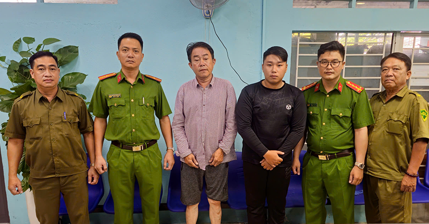 Nam thanh niên và người đàn ông dừng xe giữa đường, lao vào ẩu đả ở TPHCM