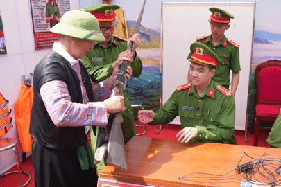 Người dân vùng cao Sơn La mang súng tự chế đến công an xã đổi quà