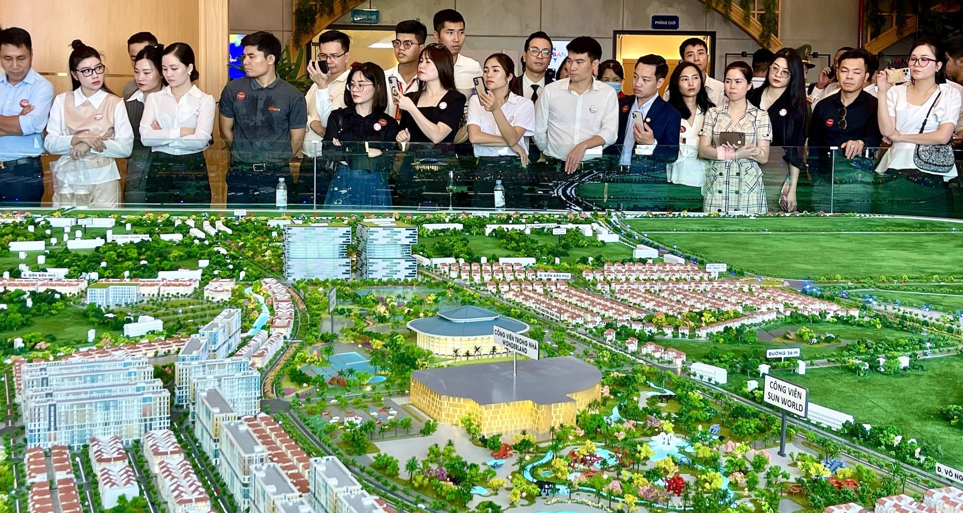 Nhà ở không được bán trong 3 năm đầu: Hà Nội làm đô thị đa mục tiêu, lợi cho ai?