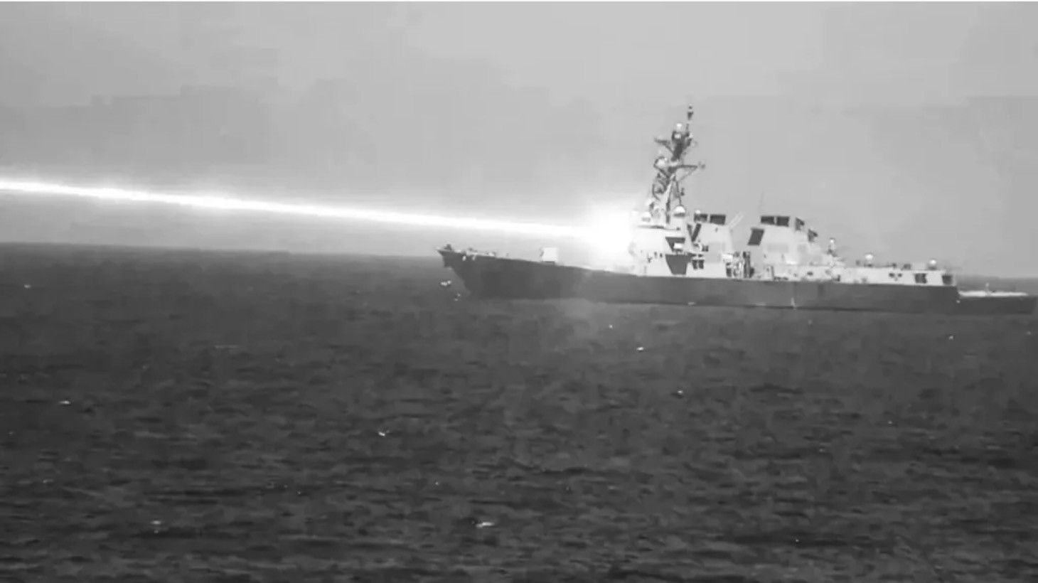 Tàu khu trục được trang bị laze. Ảnh: US Navy