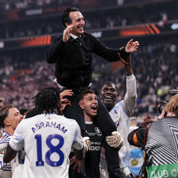 Unai Emery Dibu Martinez Europa League.jpg