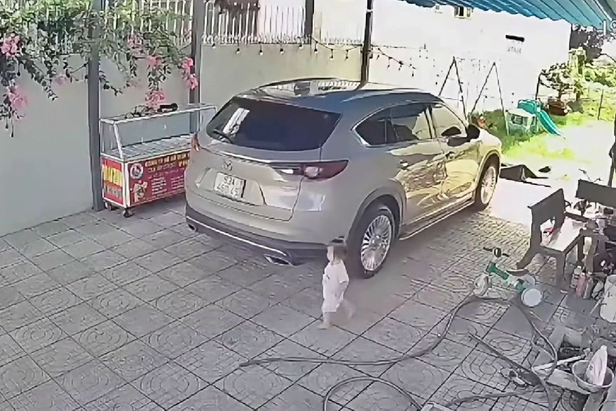 Vì sao cảm biến lùi không thể cứu mạng bé gái vụ Mazda CX-8 lùi ở sân?
