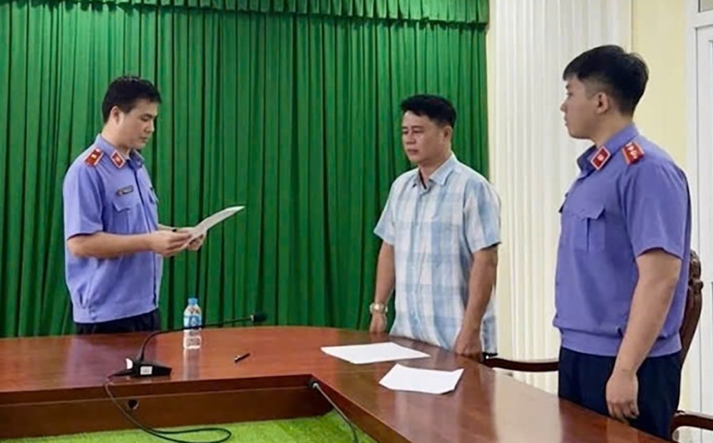 vu nu sinh vinh long 1.png