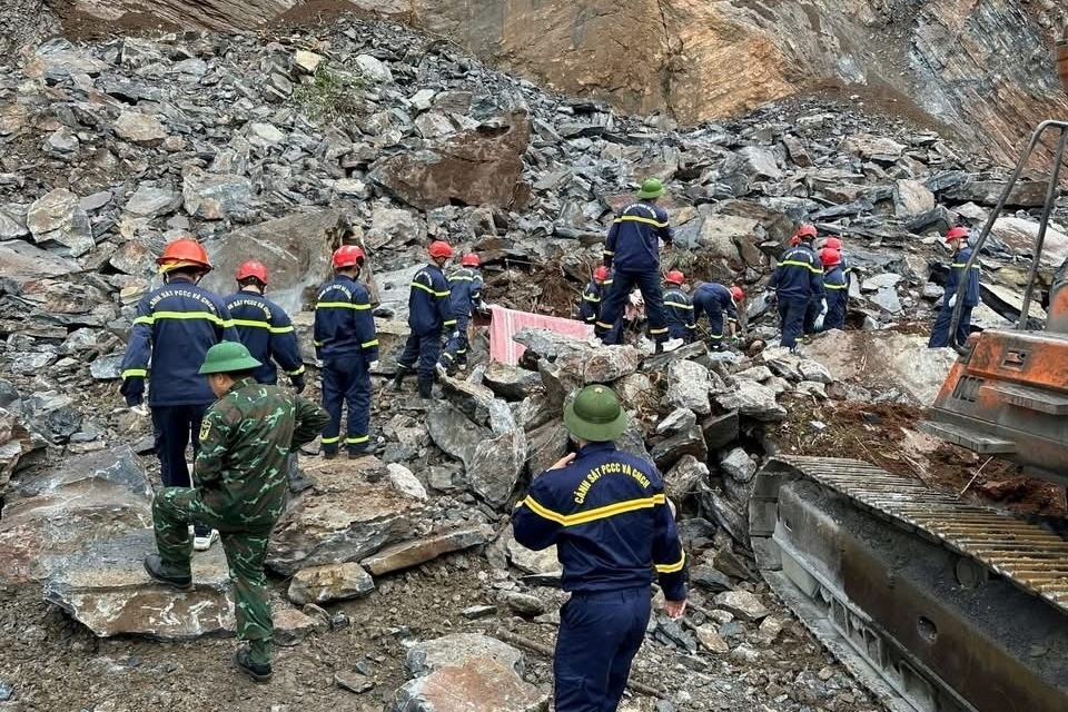 Vụ núi đá bất ngờ sạt lở: Đã tìm thấy thi thể hai người đàn ông bị vùi lấp