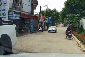 Xe bán tải lùi nhanh khó hiểu, nữ tài xế KIA Morning đi tới chỉ biết cười trừ