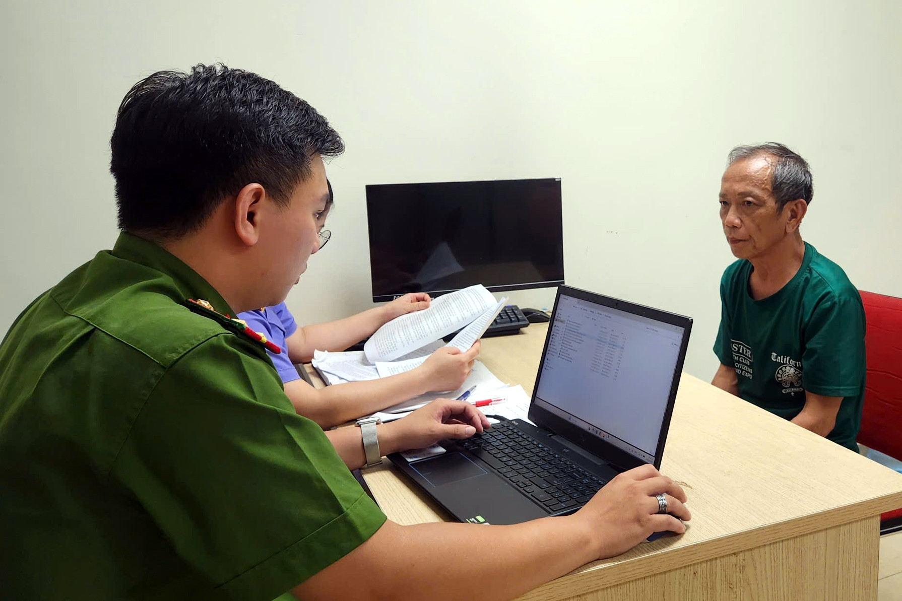 Bắt giữ ‘thần y' rởm cùng 7 đồng phạm lừa đảo chữa bách bệnh bằng nước ion kiềm
