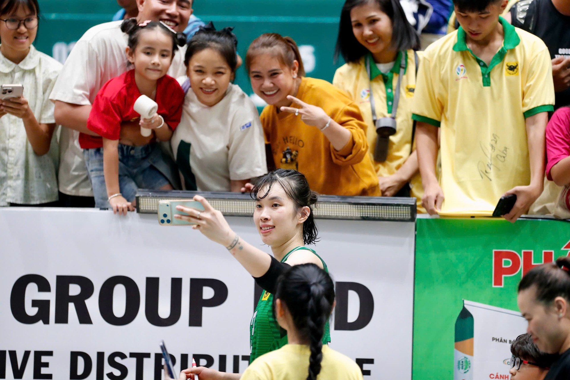 Thanh Thuý thân thiện, selfie cùng fan hâm mộ VTV Bình Điền Long An 