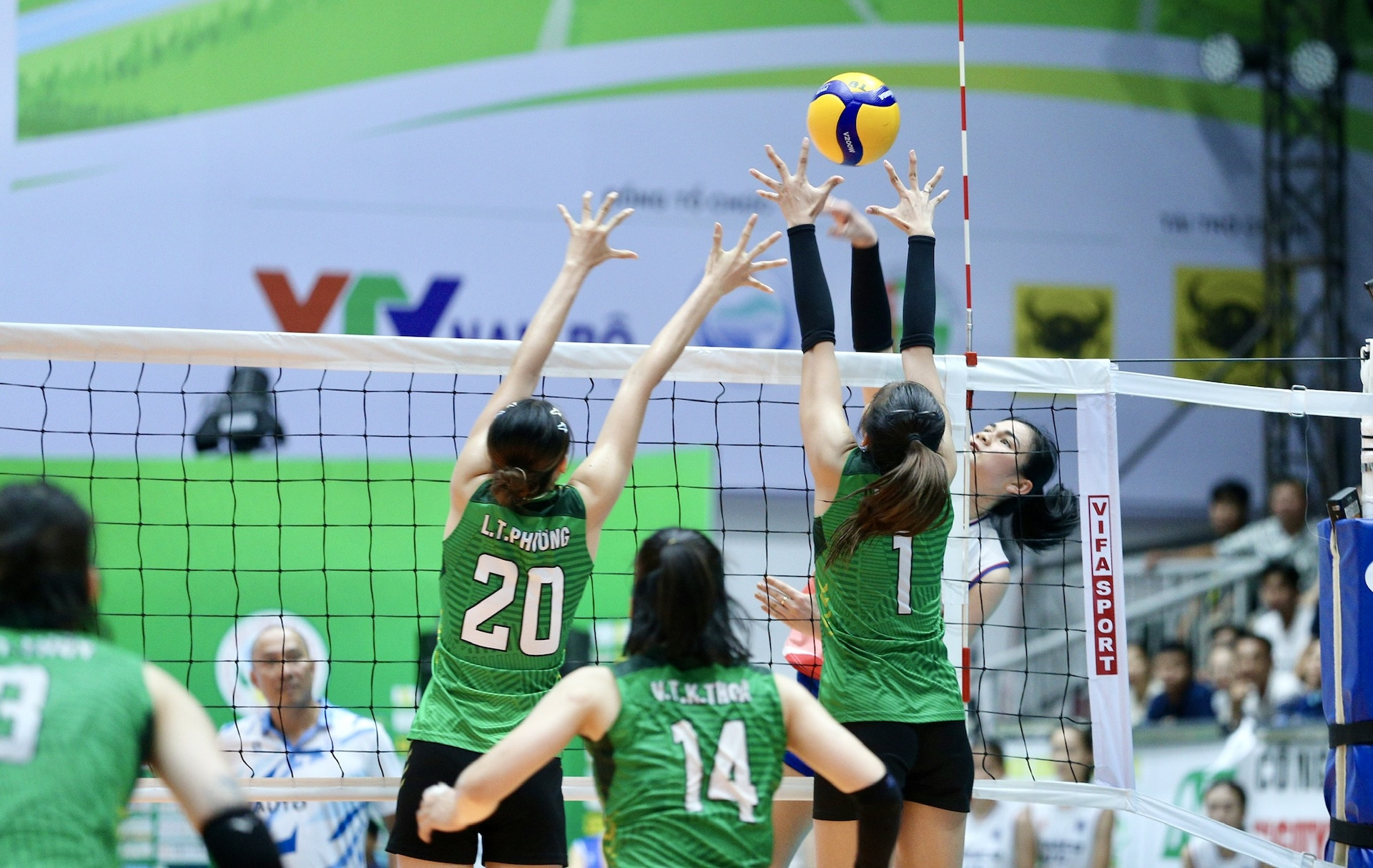 Tối 21/5, trận bán kết 2 giải bóng chuyền VTV9 Bình Điền 2026 kết thúc chóng vánh với chiến thắng 3-0 nghiêng về đội bóng của Thanh Thuý.
