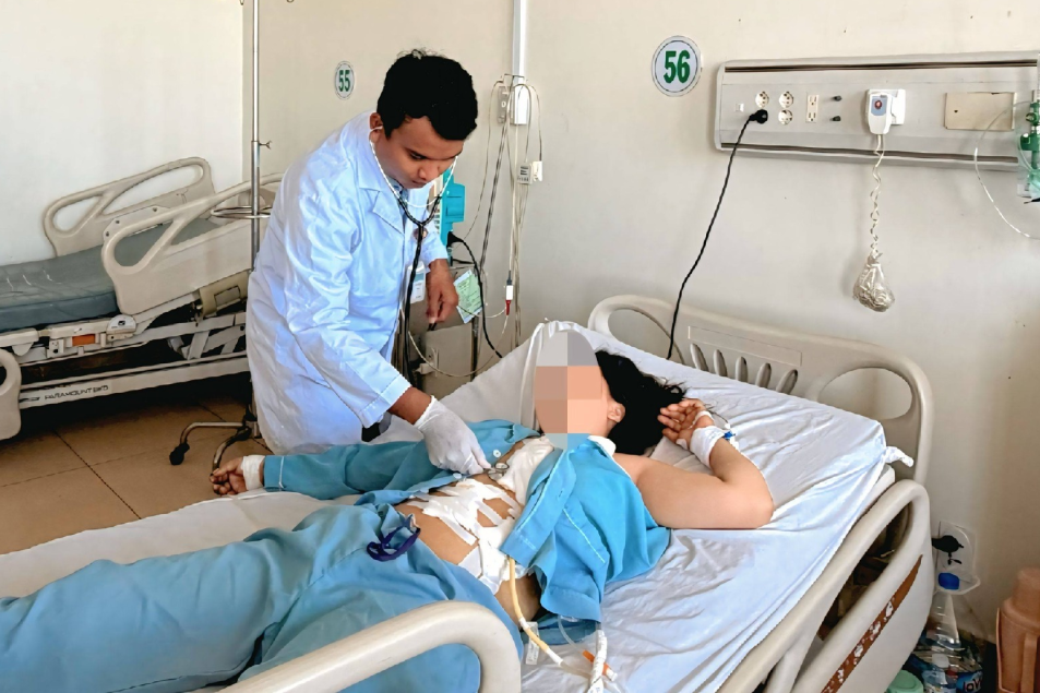 Ca mổ bỏ qua thủ tục, bác sĩ dùng ngón tay bịt lỗ thủng tim đang tuôn máu