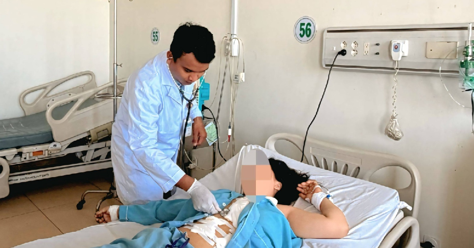 Ca mổ bỏ qua thủ tục, bác sĩ dùng ngón tay bịt lỗ thủng tim đang tuôn máu