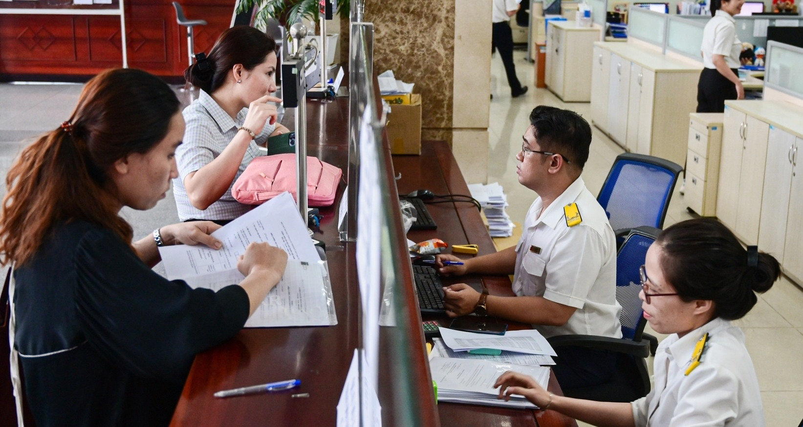 Đột ngột làm sếp ở 4 công ty, bị tạm hoãn xuất cảnh vì dính nợ thuế