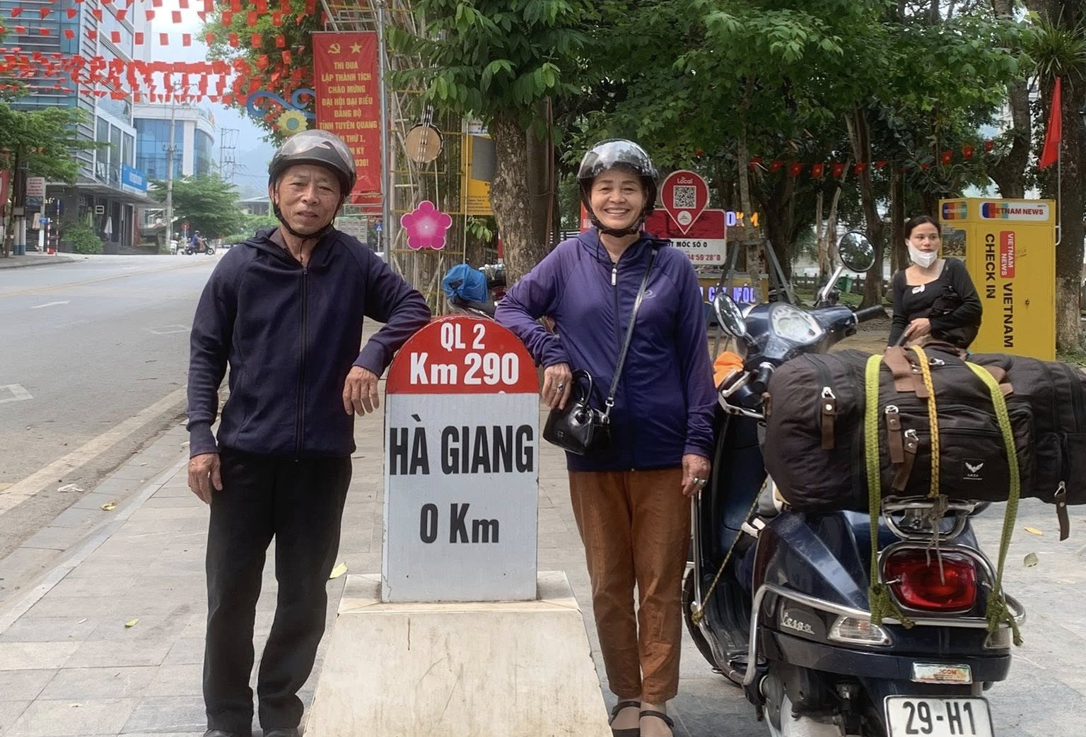 Chồng 70 tuổi 11 năm lái xe máy đưa vợ xuyên Việt, thực hiện lời hứa khi còn trẻ