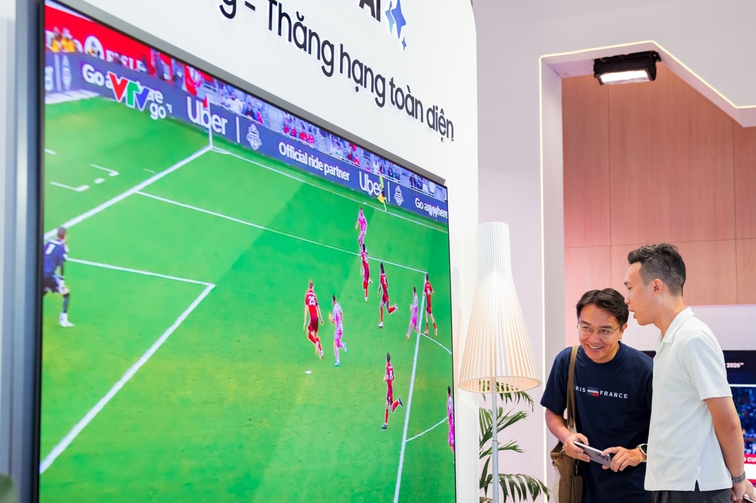 Có thể tắt tiếng bình luận viên bóng đá khi xem World Cup 2026 trên AI TV
