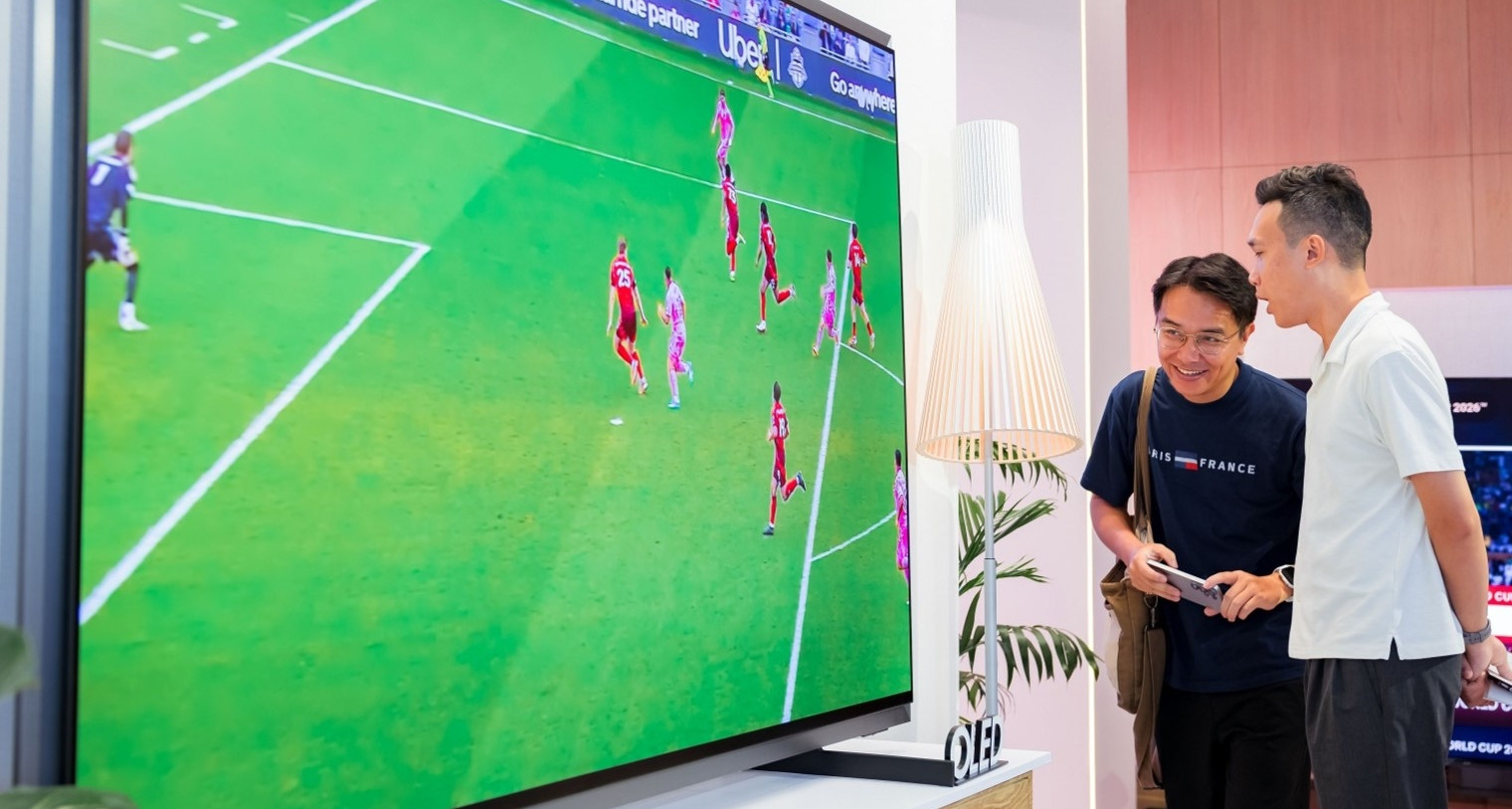 Có thể tắt tiếng bình luận viên bóng đá khi xem World Cup 2026 trên AI TV