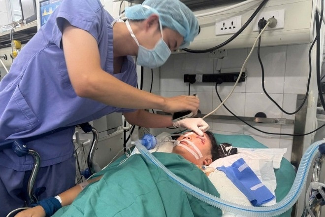 Con nguy kịch, chồng nhập viện cấp cứu, người phụ nữ Dao sức cùng lực kiệt