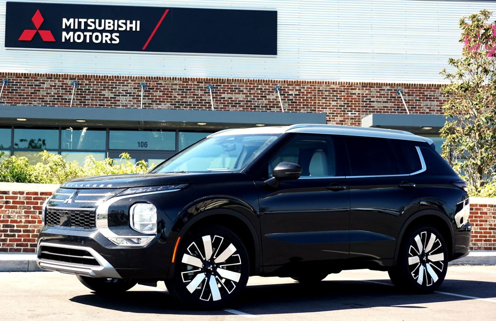 Đại lý Mitsubishi tại Mỹ xả lỗ loạt xe mới để thoát khỏi tình trạng nợ nần